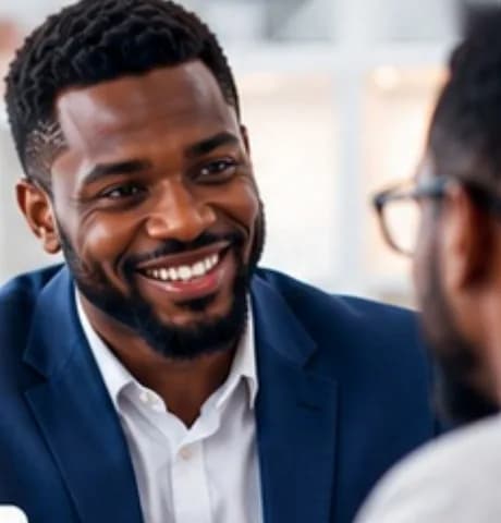 Consultant souriant serrant la main d'un client