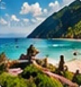 Plage tropicale au pied d'une colline verdoyante